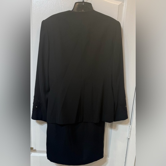 Executive Collection : Woman 2 PC : Blazer & Skirt . Size :8P Black color - Picture 2 of 11